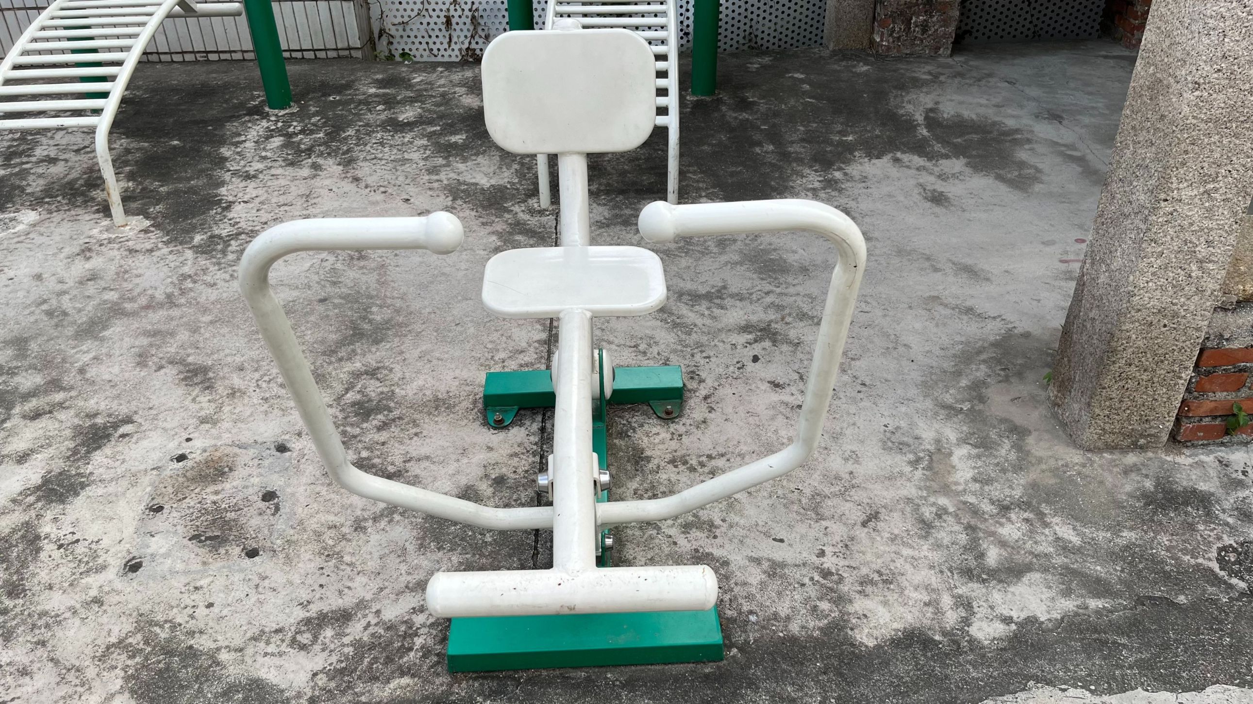 广东省中山市中山市区三乡镇塘敢村民委员会三乡镇塘敢村里塘灯光球场全民健身工程篮球架安装项目