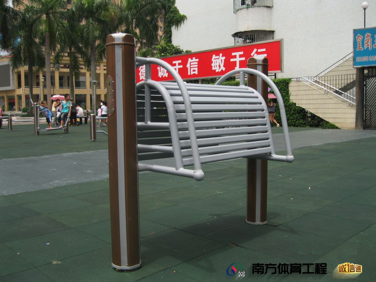 深圳深圳市南山区桃源街道平山社区居委会平山社区圳堡小区5栋旁篮球架